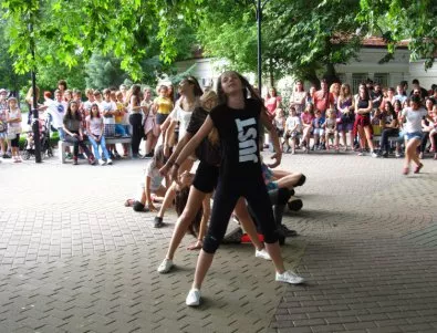 Над 60 танцьори изненадаха Асеновград с първия Флашмоб