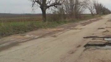 По няколко пътни участъка в област Смолян движението се извършва в едната лента