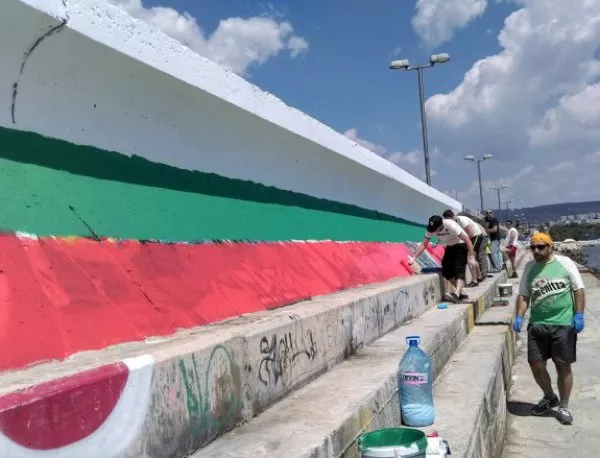 Изрисуваха варненския вълнолом в цветовете на българското знаме 