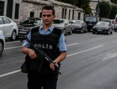 Въоръженият мъж, който взе заложници в болница в Истанбул, заплашва да се самоубие