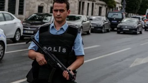 Въоръженият мъж, който взе заложници в болница в Истанбул, заплашва да се самоубие