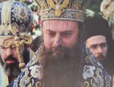 В Асеновград не прощават - надраскаха с химикал снимка на митрополит Николай
