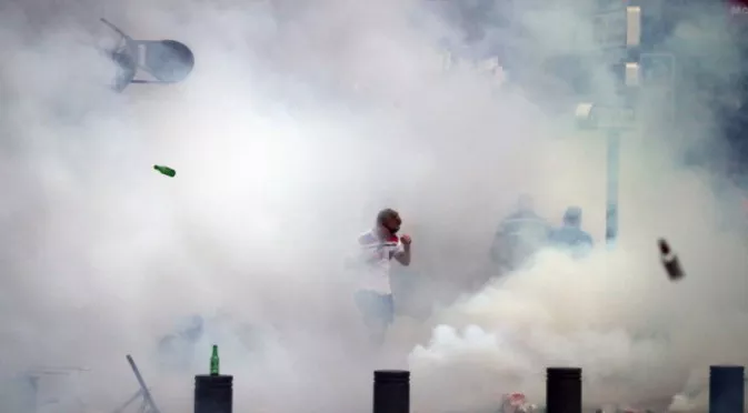 ВИДЕО: Бесна тълпа фенове на Лил нахлу на терена за саморазправа