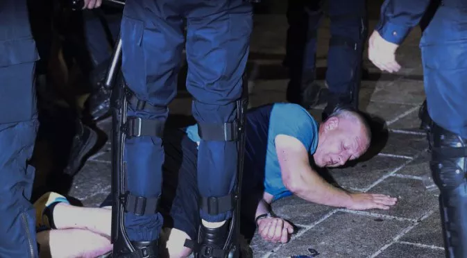 ВИДЕО: Минувач в Марсилия помоли хулиганите да спрат и отнесе нокаут
