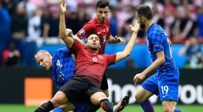 СНИМКИ: Точно преди гола на Модрич играч на Турция реши да си оправи косата