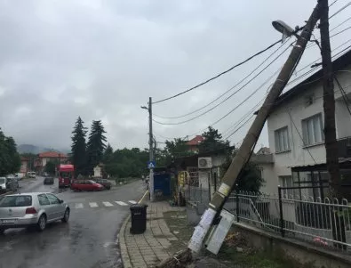Електрически стълб се пречупи в Лозен, създава опасност за хората