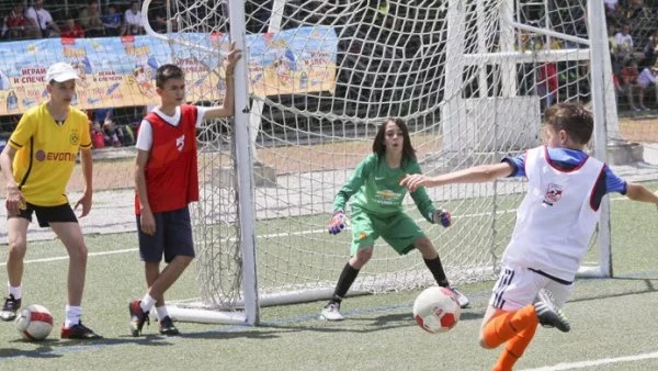 Големият финал на междуучилищните футболни турнири "Купата на Coca-Cola: Движи се!" ще се проведе на 17-19 юни 