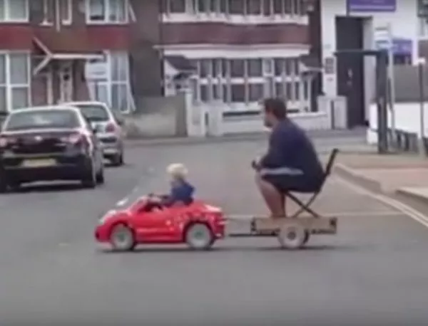 Момченце прибира баща си от кръчмата с детска количка (Видео)