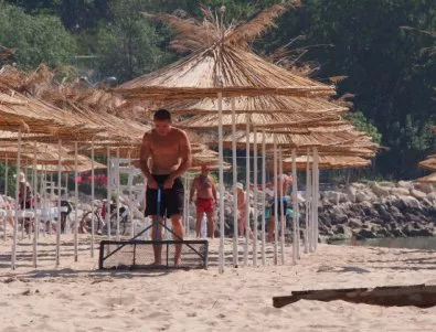 Туристите се оплакват: няма свободна площ, а плажът - мръсен