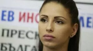 {{ otherArticle[0].article.title }}