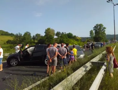 Верижна катастрофа с 5 автомобила затапи главен път Е-79 