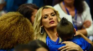 Жената на Пайе напусна Англия и вече го чака в Марсилия