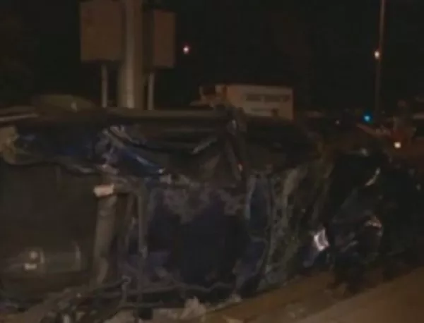 Две коли се обърнаха при катастрофа на бул. "Ботевградско шосе" в София снощи