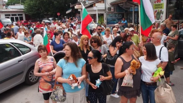 Аспарухово на протест две години след потопа, отнел човешки животи