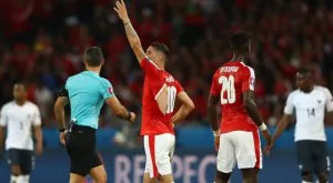 Откриха причината за разпокъсаните фланелки на Швейцария (СНИМКИ)