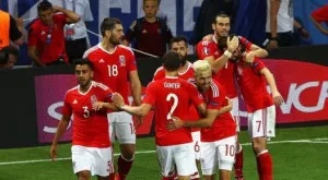 Уелс громи при дебюта на Райън Гигс, Бейл с историческо постижение