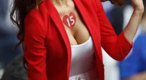 СНИМКИ: Обявиха жената на ас в Серия А за най-сексапилната фенка в Европа 