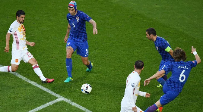 Хърватия наказа високомерна Испания и прати шампиона срещу Италия