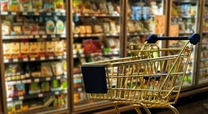 Супермаркет продава за стотинки храни след срока им на годност 