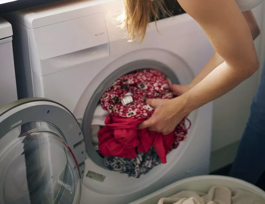 Ето как да перете правилно дрехите от различните материи, за да ги предпазите от увреждане