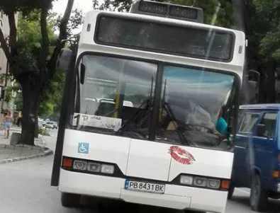 Аварирал рейс затрудни движението в Асеновград, шофьорът чете вестник и чака сервиза