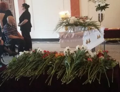 В Асеновград стотици поднесоха цветя и се преклониха пред голямата Надя Тодорова