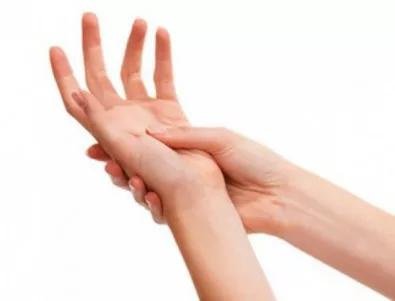 Какво се случва с пръстите ни, когато ги изпукваме (ВИДЕО)