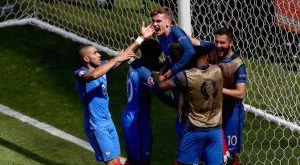 Във Франция са притеснени от защитата на "петлите"