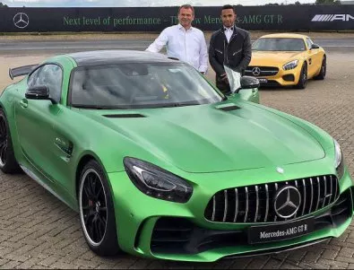Люис Хамилтън показа най-мощния Mercedes-AMG GT 