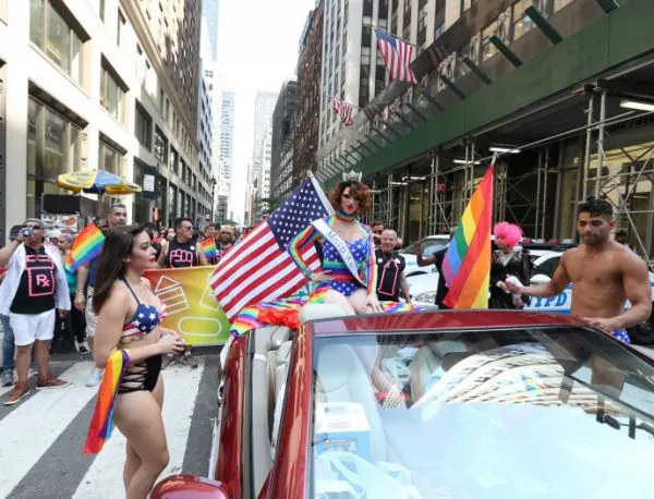 Ню Йорк видя най-големият ЛГБТ прайд, в Сакраменто неонацисти се развихриха с ножове 