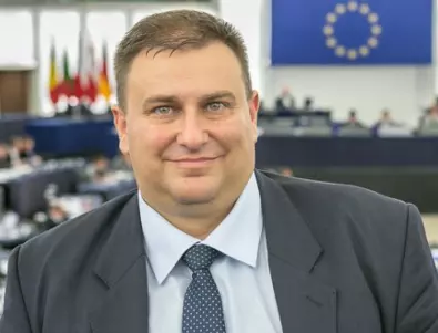 Евродепутат от ГЕРБ не иска кризата в Перник да става тема в ЕС, защото щяло да навреди