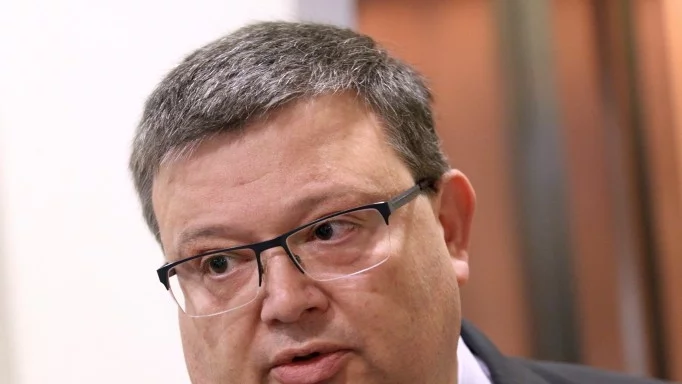 Цацаров поиска уволнение за висш прокурор, помагал на подсъдими