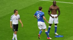 Марио Балотели напомни за себе си по обичайно скандален начин