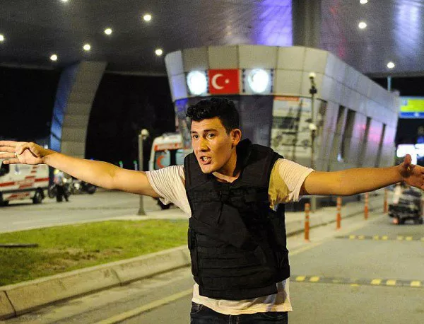 Полицай прострелял един от терористите на "Ататюрк", албанският премиер се отървал на косъм (ВИДЕО, 18+)