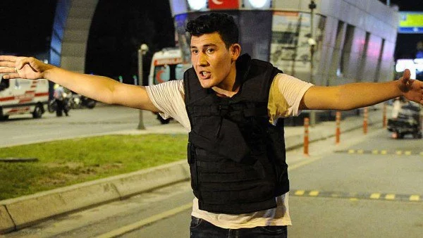 Полицай прострелял един от терористите на "Ататюрк", албанският премиер се отървал на косъм (ВИДЕО, 18+)