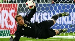 Мануел Нойер като Супермен, пази вратата си суха, дори когато не гледа (ВИДЕО)