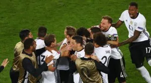 СНИМКИ (18+): Порноактриса се предложи на световния шампион Германия 