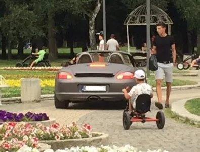 Наглец паркира в Южния парк, пречи на децата да карат колела (СНИМКИ)