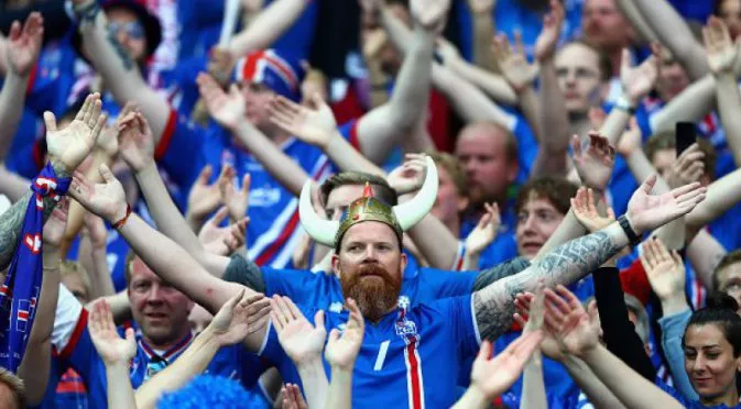 Паметно: Феновете на Исландия задържаха героите си на терена 20 мин. след мача