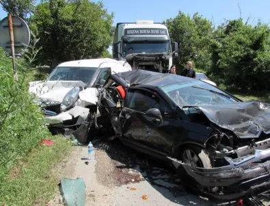 Зверска катастрофа между два тира и три автомобила на пътя Русе-Бяла
