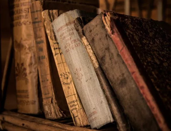 Защо старите книги миришат така привлекателно?