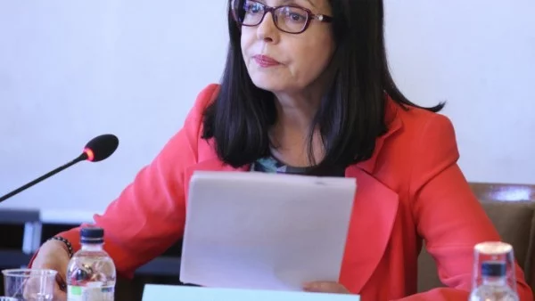Кунева нарече "фалшива новина" твърдения, че е взимала пари от КТБ