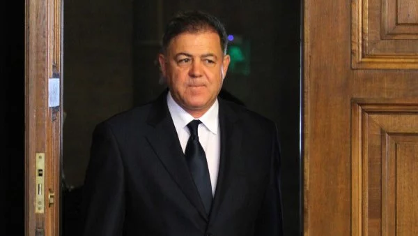 Предимствата на Лозан Панов са като предимствата на светлината пред мрака