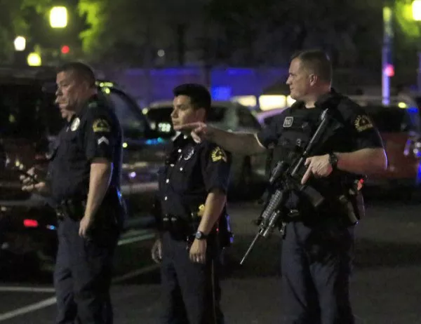 Полицаи са тежко ранени след престрелка в Далас