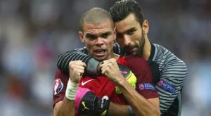 Феновете на Барселона бесни заради Руи Патрисио и "Златната топка"