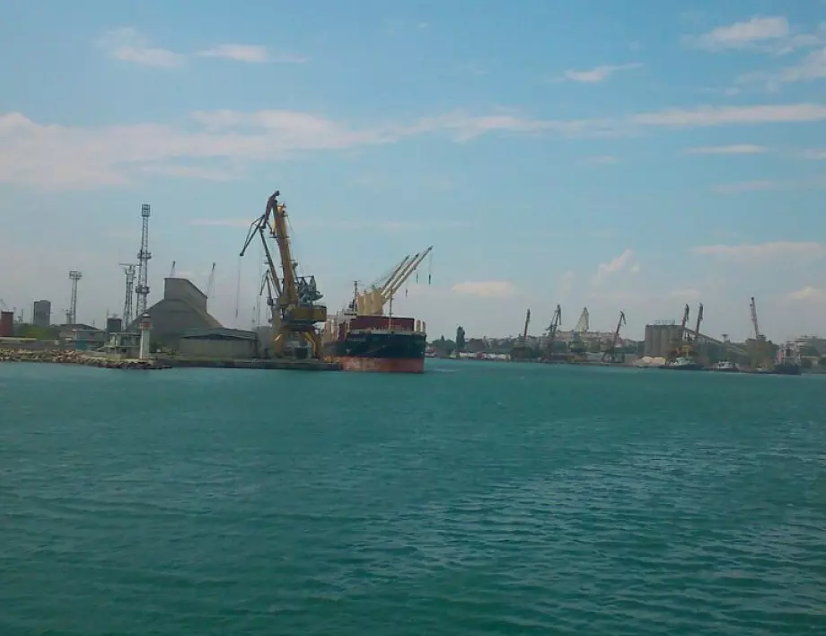 ДБ: Тонове опасни химикали стоят на пристанище Бургас (ВИДЕО)