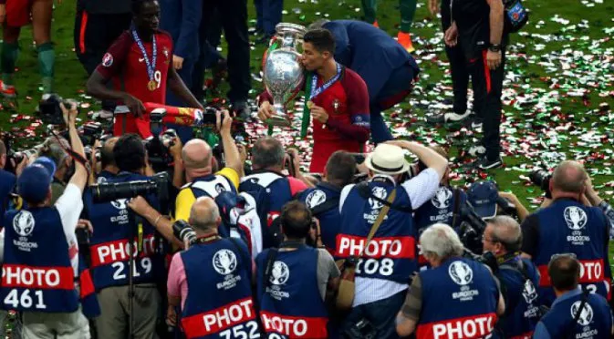 Кристиано Роналдо показа купата