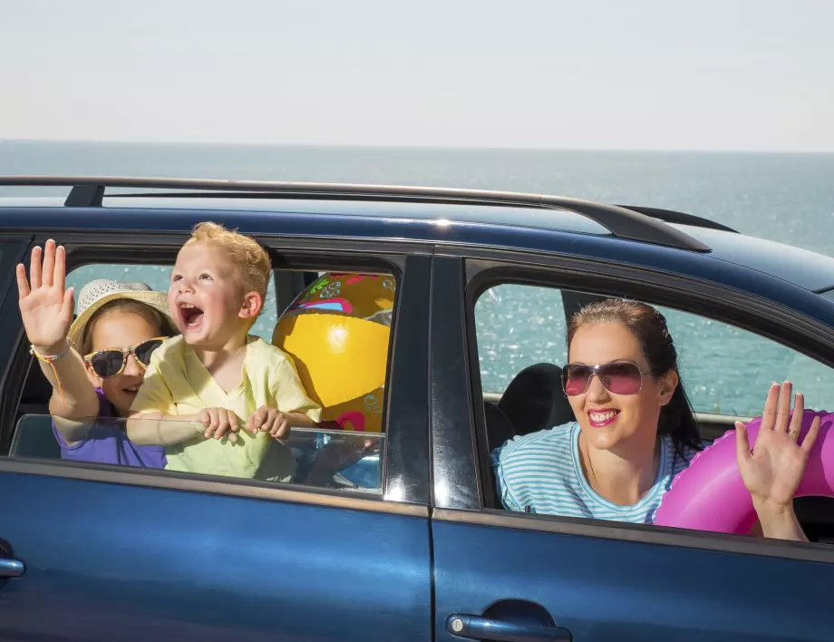 Как да забавляваме децата в колата на дълъг път