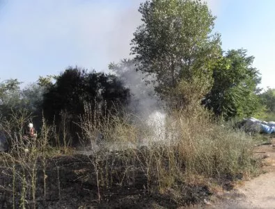 Пожар в борова гора на метри от къщите край Симитли
