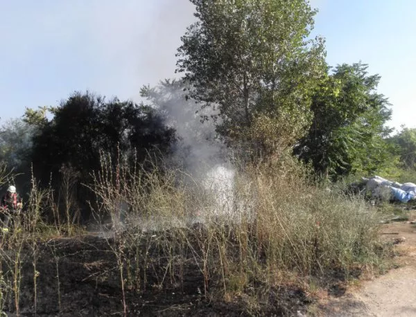 Десет екипа гасят три големи пожара в Пловдивско 